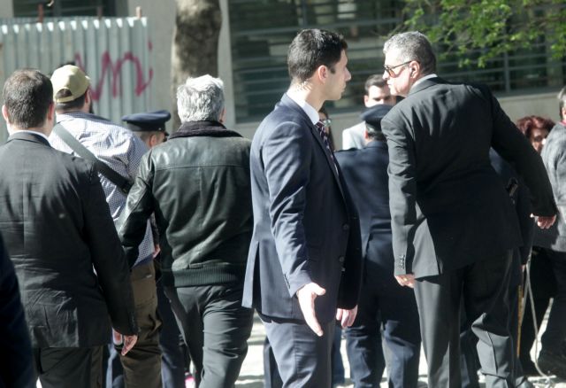 Αναστάτωση έξω από την Μητρόπολη: Περίεργο επεισόδιο παρουσία Παυλόπουλου