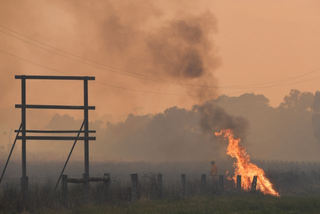 Πύρινος εφιάλτης στην Αυστραλία: Καίγονται σπίτια – Στη μάχη με τις φλόγες οι πυροσβέστες