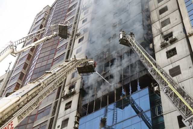 Μπαγκλαντές: Στους 17 οι νεκροί από τη μεγάλη φωτιά σε πολυώροφο κτίριο