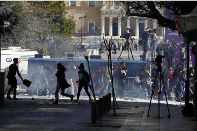 Κινηματογραφικό σκηνικό «πολέμου» στο Σύνταγμα – Συνεχίζονται τα γυρίσματα