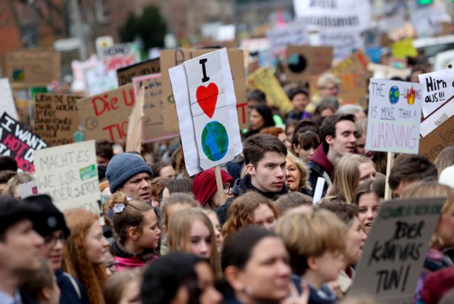 Χιλιάδες νέοι στους δρόμους του Βερολίνου για το κλίμα