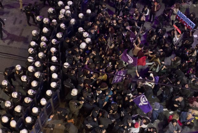 Τουρκία: Με «βροχή» δακρυγόνων απάντησε η αστυνομία σε πορεία γυναικών