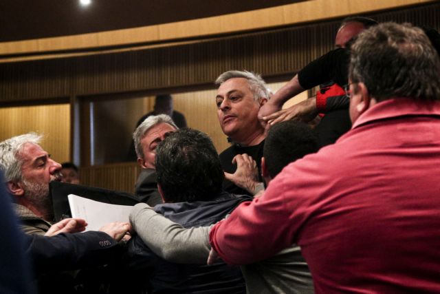 Επεσε ξύλο στη συνεδρίαση της ΓΣΕΕ (εικόνες)
