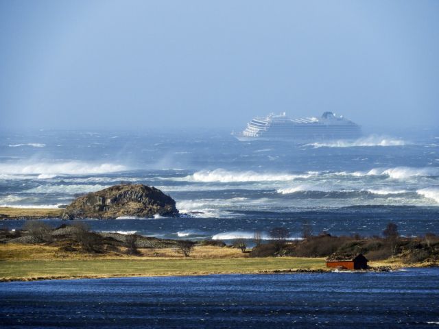 Νορβηγία: Διεκόπη η επιχείρηση εκκένωσης – Το κρουαζιερόπλοιο ρυμουλκείται σε ασφαλές λιμάνι
