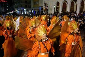 Πατρινό καρναβάλι : Στους δρόμους χιλιάδες καρναβαλιστές – Δείτε ζωντανά τη νυχτερινή παρέλαση