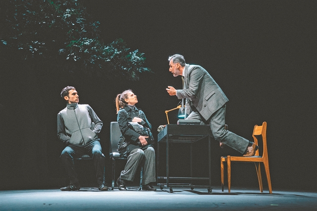 «Θέατρο» βίας μέσα στο θέατρο