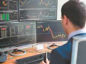 Συσσώρευση τιμών με τα μάτια στον νόμο για τα κόκκινα δάνεια το ΧΑ