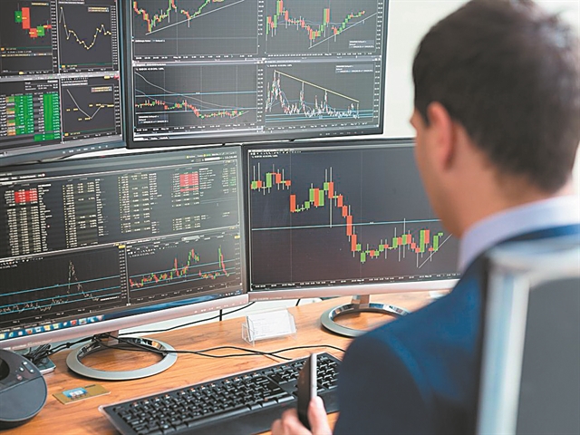 Συσσώρευση τιμών με τα μάτια στον νόμο για τα κόκκινα δάνεια το ΧΑ