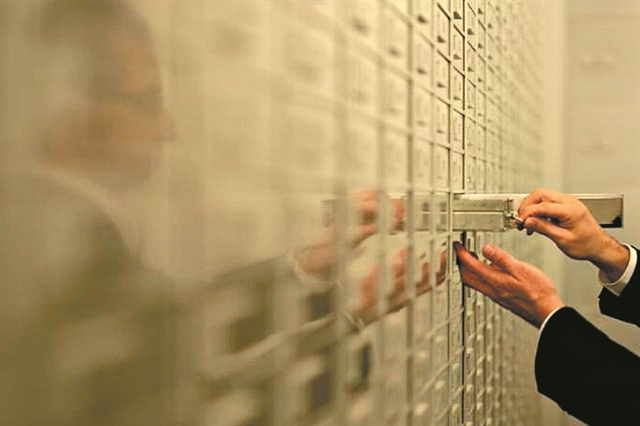 Η Εφορία βάζει στο μάτι τις θυρίδες