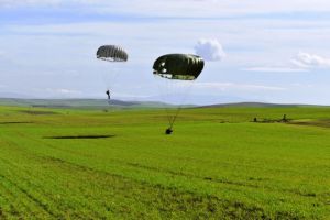 Τι λέει το ΓΕΣ για τον στρατιώτη που έβγαζε σέλφι καθώς έπεφτε με αλεξίπτωτο