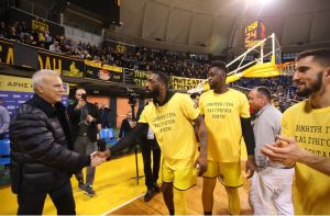 Λάκι Τζόουνς: «Όταν ήμουν παιδί είχα για καλάθι τον κάδο σκουπιδιών»