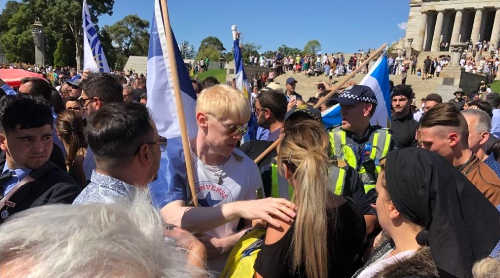Κυνηγημένοι εντός κι εκτός συνόρων