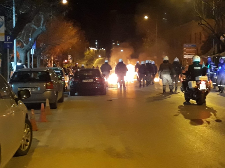 «Γυαλιά-καρφιά» και στη Θεσσαλονίκη – Συγκρούσεις κουκουλοφόρων με αστυνομικούς
