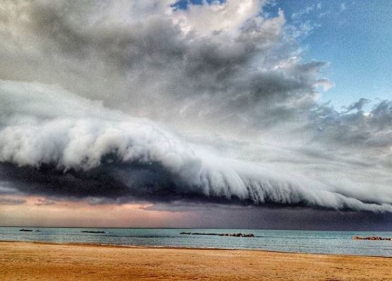 Εντυπωσιακό «σύννεφο τσουνάμι» στις ακτές της Ιταλίας