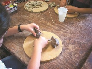 Παραμύθια στο τσουκάλι, εργαστήρια και αρχιτεκτονική