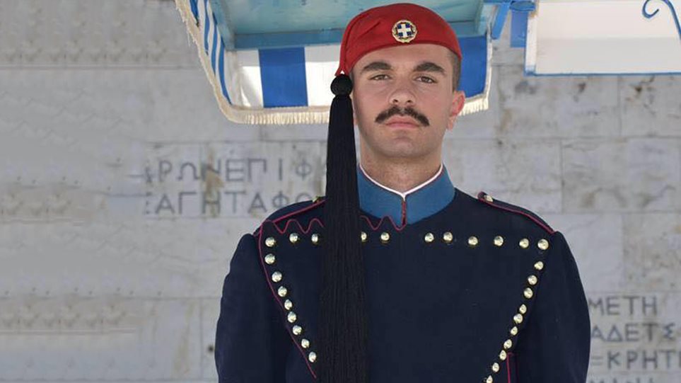 Συγκλονίζει η οικογένεια του αδικοχαμένου Εύζωνα: Ο πόνος μας, πόνος όλων των Ελλήνων