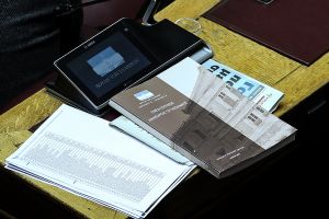 Κρίσιμη ψηφοφορία για το Σύνταγμα – Στριμωγμένος ο ΣΥΡΙΖΑ για το άρθρο 32