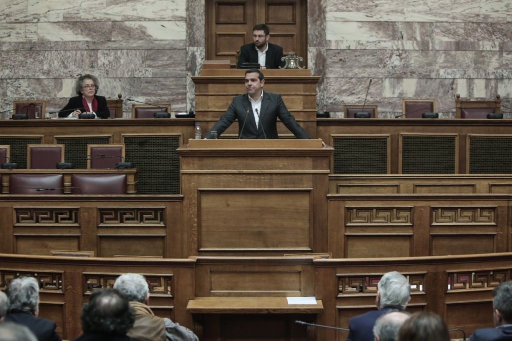 Πόλωση από Τσίπρα, γκρίνια από βουλευτές