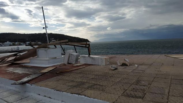 Απίστευτο βίντεο: Θυελλώδεις άνεμοι ξεκόλλησαν εξέδρα και διέλυσαν ηρώο