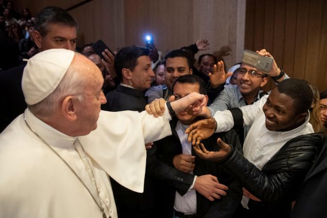 Ο Πάπας Φραγκίσκος δεν άφησε να του φιλήσουν το χέρι