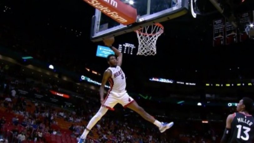 Το «τρελό» κάρφωμα του Τζόουνς Τζούνιορ και η φωτογραφία της χρονιάς!