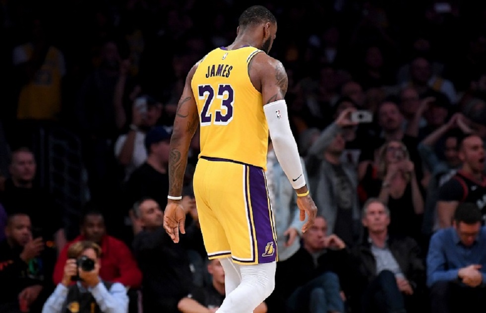 Δεν παίζει με Μπακς ο Λεμπρόν