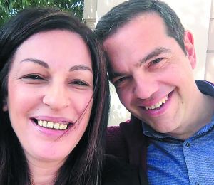 Ανω – κάτω το Μαξίμου με τη Μυρσίνη Λοΐζου