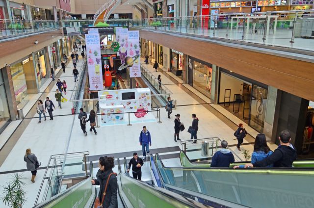 Νεκρή η γυναίκα που έπεσε από τον τρίτο όροφο του Mall