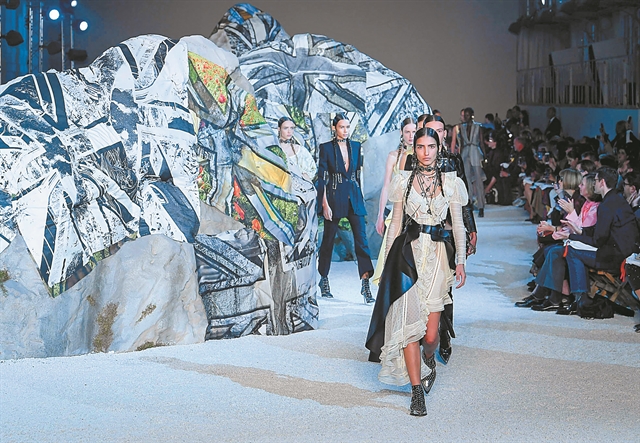 Ο Μοράλες, ο Αλέξης και το… catwalk