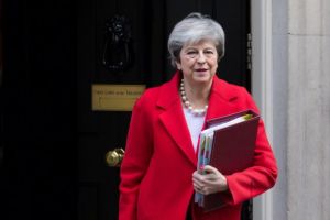 Στο στόχαστρο η Μέι: Κατηγορείται για «δωροδοκία»