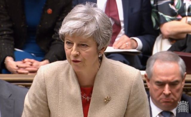 Στο στόχαστρο η Μέι: Κατηγορείται για «δωροδοκία»