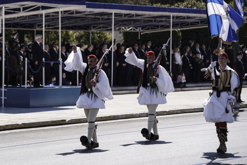 Με «Μακεδονία Ξακουστή» παρελαύνουν στο Σύνταγμα οι Εύζωνες
