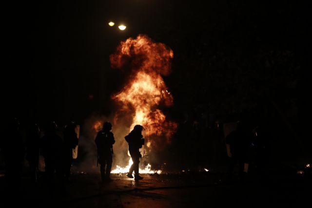 Επιθέσεις με μολότοφ στο κέντρο της Αθήνας – Εκαψαν αυτοκίνητο