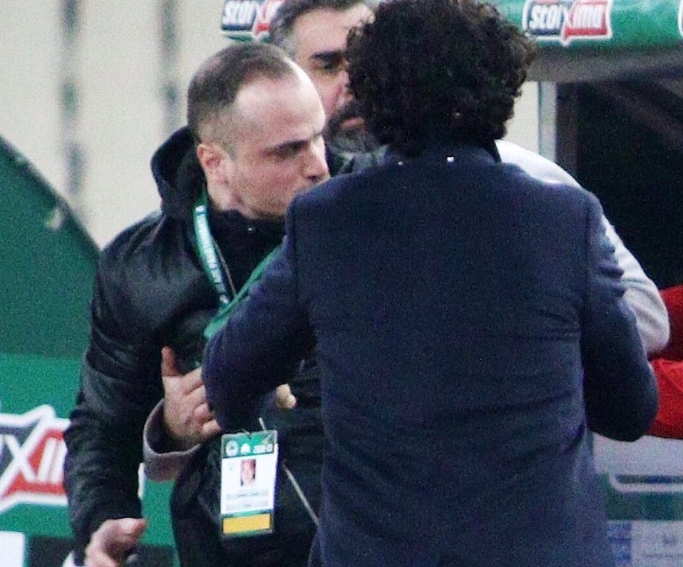 Απόδειξη: Με διαπίστευση του ΠΑΟ ο χούλιγκαν που επιτέθηκε στον πάγκο