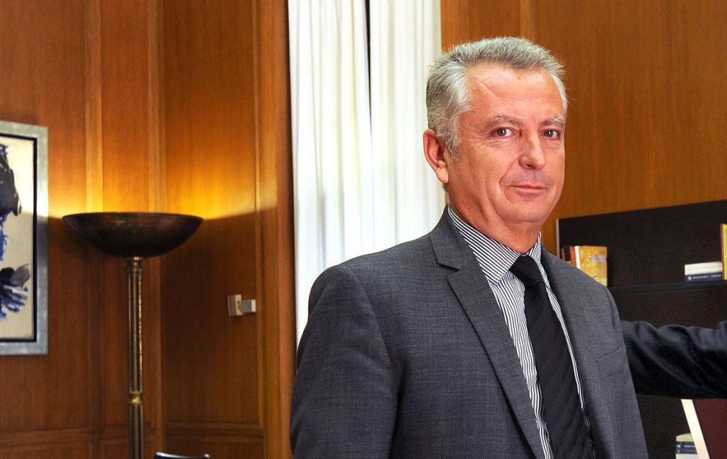 Αγκαλιά με τη «διαπλοκή»