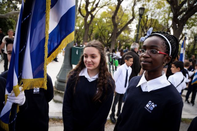 Μαθητική παρέλαση: Προσαγωγές πολιτών που φώναζαν συνθήματα για τις Πρέσπες