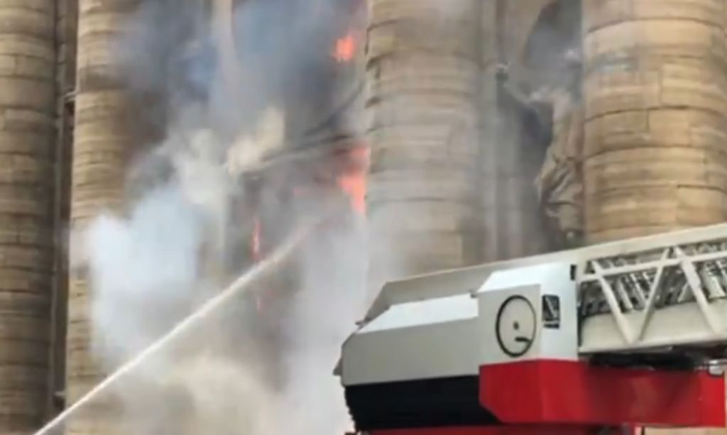 Αγιος Σουλπίκιος : Στις φλόγες ο ιστορικός ναός του Παρισιού