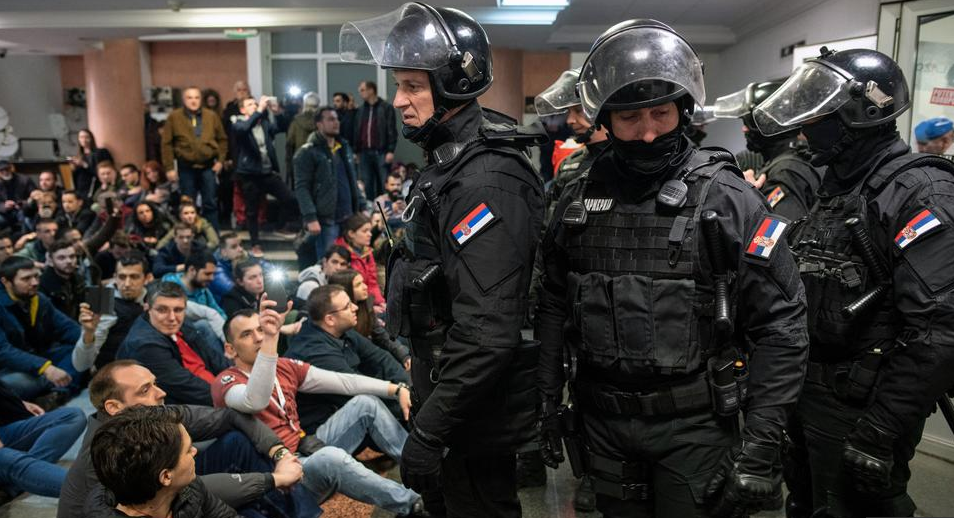 Σερβία: Διαδηλωτές εισέβαλαν στο κτίριο της δημόσιας τηλεόρασης
