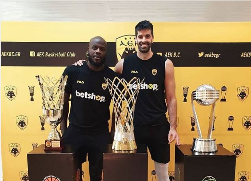 ΑΕΚ : Σάκοτα και Τζέιμς πόζαραν μαζί με τα τρόπαια της νέας εποχής