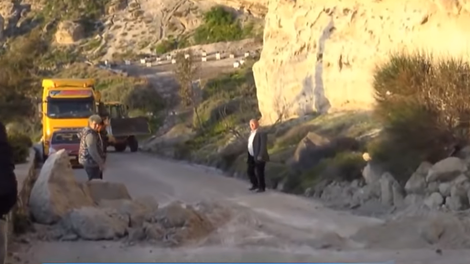 Σαντορίνη: Κατολίσθηση στο δρόμο του Αθηνιού