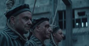 Αθλιότητα: Στο ροκ γκρουπ Rammstein ντύθηκαν… κρατουμένοι του Άουσβιτς