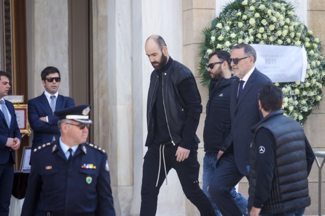 Κηδεία Θανάση Γιαννακόπουλου: Στην Ιερά Μητρόπολη ο Σπανούλης που καταχειροκροτήθηκε