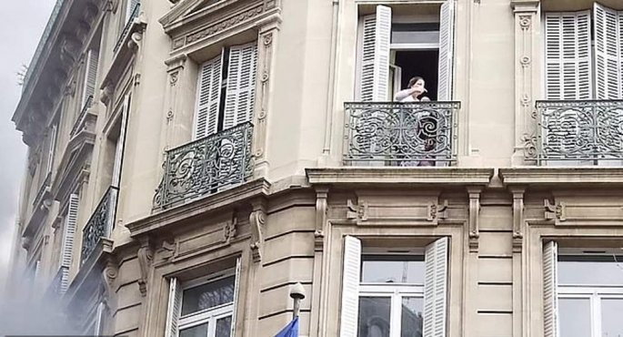 Παρίσι: Μητέρα με μωρό εγκλωβίστηκαν σε τράπεζα που πυρπόλησαν τα «Κίτρινα Γιλέκα»