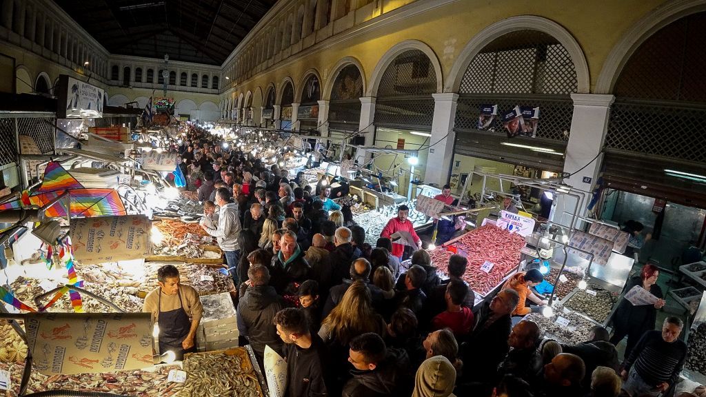 Ανοιχτή όλο το βράδυ η Βαρβάκειος