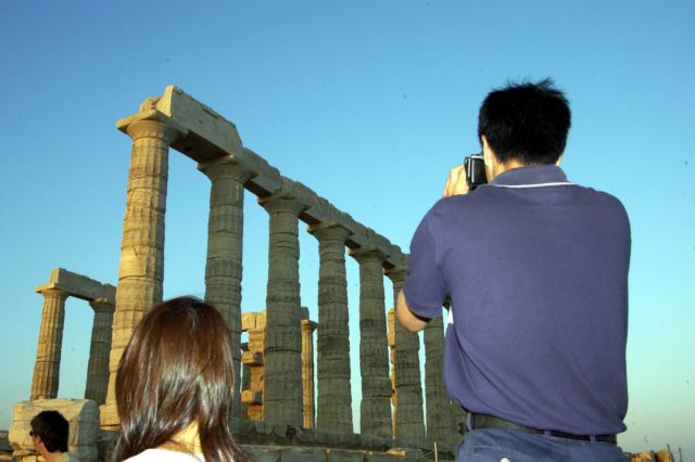 Στη θάλασσα κομμάτια του Ναού του Ποσειδώνα