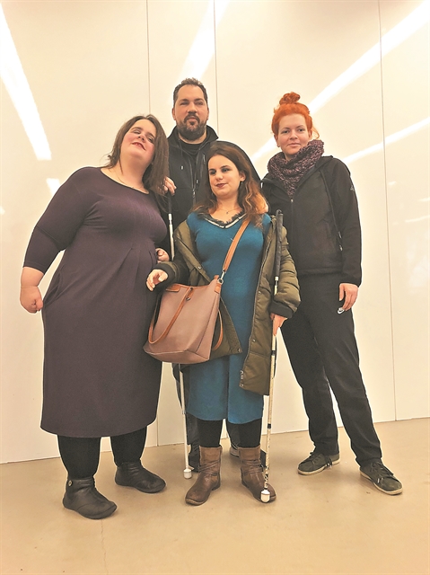 Εκπαιδεύουν τους πωλητές των καταστημάτων στην εξυπηρέτηση τυφλών