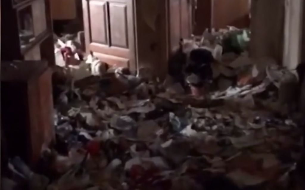 Φρίκη με 5χρονη «Μόγλη»: Ζούσε σε διαμέρισμα με σκουπίδια και κατσαρίδες