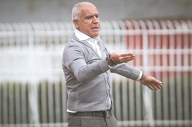 «Επαγγελματική κατηγορία μόνο στα λόγια»