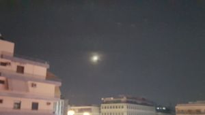 Πανσέληνος σκουληκιών : Ενα σύννεφο είχε ο ουρανός και θρονιάστηκε μπροστά στο φεγγάρι