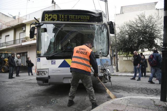 Εικόνες από τη σύγκρουση λεωφορείων στο Αιγάλεω